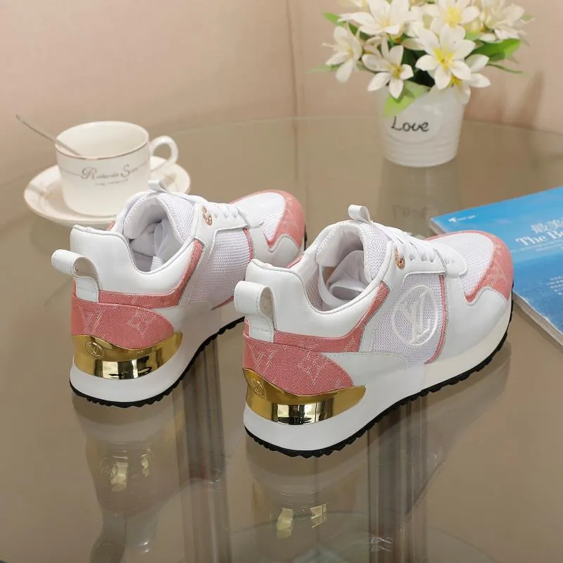 👟👟Ex-factory price 400👟👟 Men's size +10 Couple style, 2019 spring and summer new LOUIS VUITTON The same style of casual sports shoes is launched on Louis Vuitton's official website. Fabric: imported cowhide/cow velvet/breathable mesh, (imported mesh with silicone LV logo), rubber combination outsole, 2cm behind the sole, built-in 0.5cm comfortable feet, size 35-41 for women, 39-46 for men, welcome new and old customers to repost pictures for sale